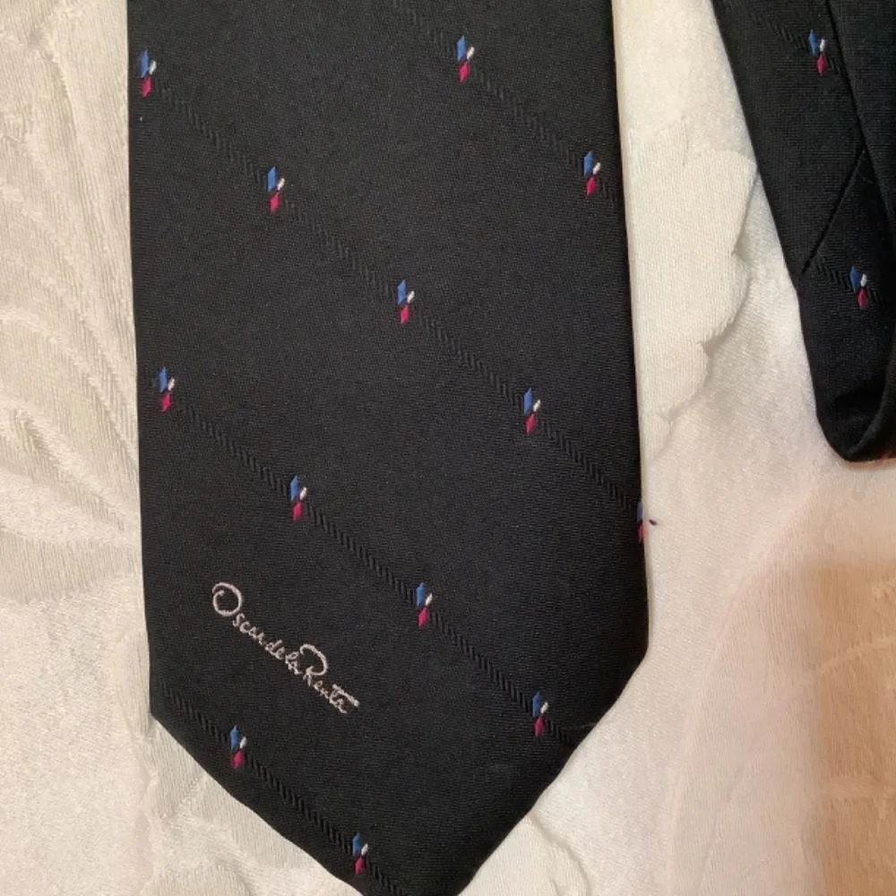 EUC bundle‎ ties Oscar de la Renta & Aigner